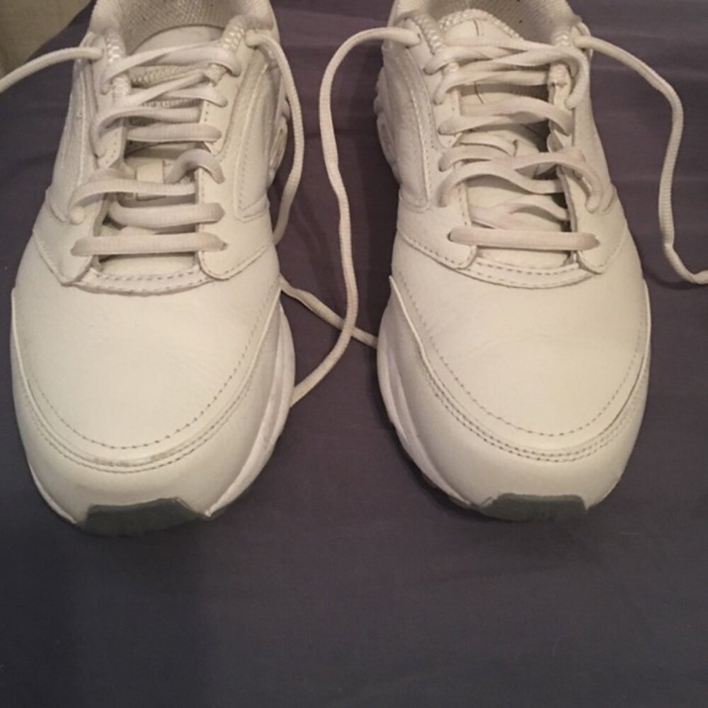Women's Brooks Addiction Athletic Shoes Size 7 Wide